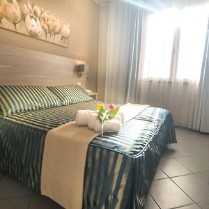 Zimmer mit Kingsize-Bett